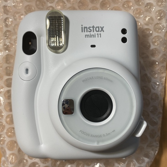 The Fujifilm INSTAX Mini 11 instant camera Ice White - Picture 2 of 3